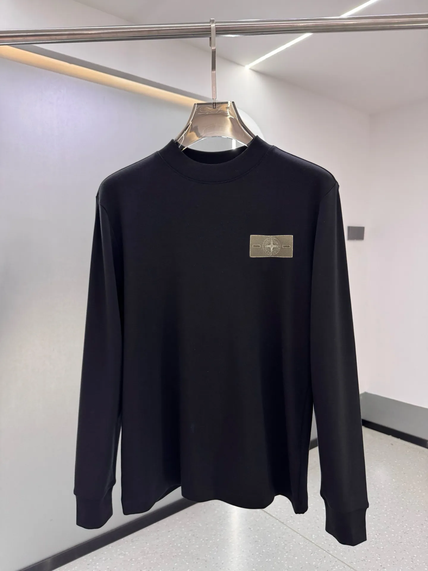 P220 Stone Island 2025 autumn and winter men's latest trade order mid-collar bottoming shirt, in full condition! ! Designed with logo embroidery! Customized 100% pure cotton fabric! Weighing 330g, the upper body is comfortable and breathable, not stiff, and has a rich three-dimensional feel overall. It is a quality export order that meets the simple needs of commuters. The upper body effect is very good, slimming, and not picky about the figure. The fabric workmanship is impeccable. Black White Size: XS-2XL